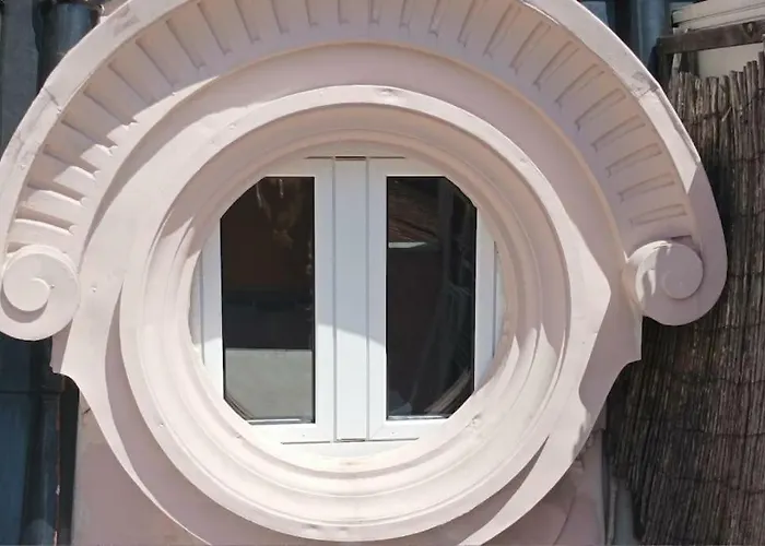 Open Trace Unique 3 Bedroom Located Centeral *