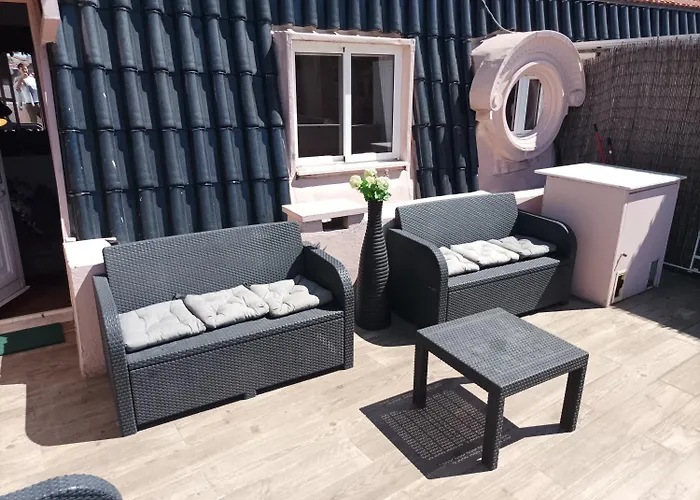 Open Trace Unique 3 Bedroom Located Centeral شقة *